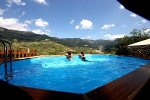 美特索文迈措翁奢华精品酒店的一群人在一座山地游泳池里
