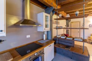 威尼斯Youatmolino Canal View Apartment的厨房配有水槽和炉灶 顶部烤箱