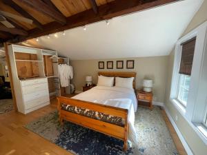格罗夫兰Yosemite Basecamp的一间卧室设有一张大床和两个窗户。