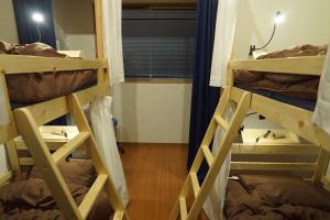 高松Guest House Ihatov - Vacation STAY 00941v的带窗户的客房内的两张双层床