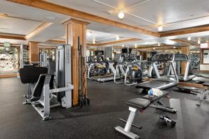 阿斯潘Standard Two Bedroom - Aspen Alps 101的健身房拥有许多跑步机和机器