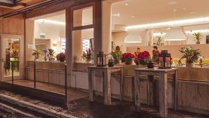 门德里西奥Hotel Morgana的花店,有三张桌子,有盆栽植物