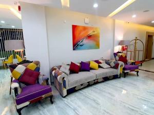 Ibrāفندق المستقبل للشقق الفندقية ALMUSTAQBAL HOTEL Apartments的客厅配有两张沙发,墙上挂有绘画作品