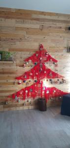 巴勒莫Casavacanze Tuttapposto的挂在木墙上的红圣诞星