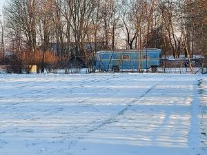 EssenBij grenspaal 243的停在雪地里的蓝色货车