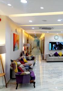 Ibrāفندق المستقبل للشقق الفندقية ALMUSTAQBAL HOTEL Apartments的带沙发和平面电视的客厅