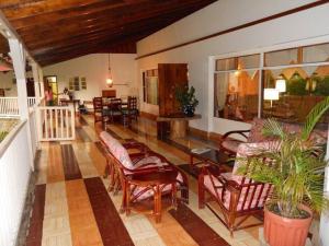 下博克特Casa Romero - A cozy tradition的客厅配有椅子和桌子