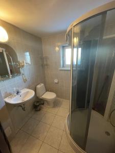 帕兰加Vila Vanila的浴室配有卫生间、盥洗盆和淋浴。