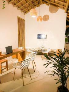 托兰克索Pousada Villa dos Corais的客厅配有桌椅和电视