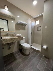 库利亚坎Neo Business Hotel的浴室配有卫生间、盥洗盆和淋浴。