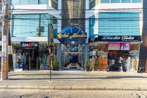 内瓦Hotel Abadia的城市里一条拥有许多商店的街道