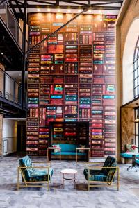 约翰内斯堡Hotel Perte at Montecasino的椅子房间里一堵大墙的书