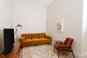 新奥尔良Sonder The Gallier的客厅配有沙发和椅子