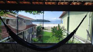 安格拉杜斯雷斯Flat com portão na Praia的海滩景房屋内的吊床