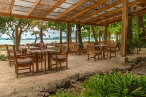 塔马林多卡普唐速斯海滨精品酒店的海滩上带桌椅的餐厅