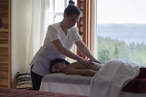 普孔Das Dorf Hotel的女人在帮助一个躺在床上的女人