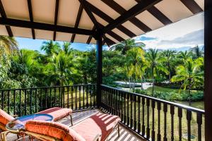 塔马林多Villa Estrella del Mar的阳台享有大海和棕榈树的景致。