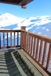 巴耶内瓦Valle Nevado Vip Apartment Ski Out-In的阳台享有雪覆盖的山脉美景。