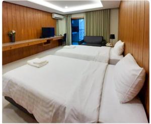 清迈Private wooden style studio room in city area的一张大白色的床,位于酒店客房内