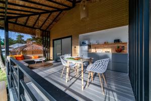 恰洛克拉姆Suan Residence - Exotic and Contemporary Bungalows with Private Pool的露台设有桌椅