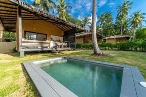 恰洛克拉姆Suan Residence - Exotic and Contemporary Bungalows with Private Pool的房屋前游泳池的图像