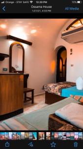 达哈布Lagona Dahab Hotel的一张带两张床和镜子的房间的照片