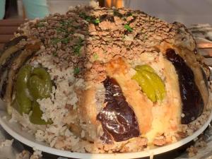 达哈布Lagona Dahab Hotel的盘子里放着米的蛋糕