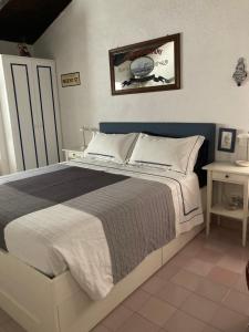 马拉泰亚B&B Le Tre Casette的一间卧室配有一张大床和蓝色床头板