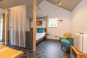 希尔瓦伦比克Bed and Breakfast Klein Beek的小房间设有一张床和一张桌子