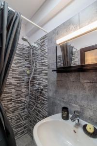 克利默内什蒂Pensiunea Doro的带淋浴和白色盥洗盆的浴室