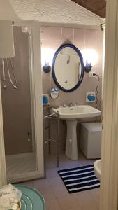 马拉泰亚B&B Le Tre Casette的一间带水槽和镜子的浴室