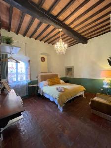 切塔尔多Osteria Del Vicario的一间卧室配有一张床和一个吊灯