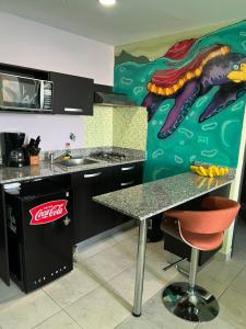 普拉亚科罗纳多Apartamento Tropical Playa Coronado的厨房墙上挂着恐龙画