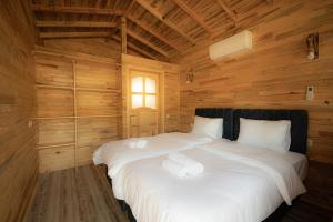 GeyikbayırıAlpstar Camping & Restaurant的小木屋内一间卧室,配有一张床