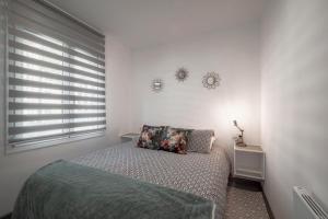 艾姆布里亚布拉瓦Mar & Sol Spain的白色的卧室设有床和窗户