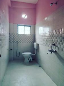 古瓦哈提Nilachal Homes的一间带卫生间和粉红色墙壁的浴室