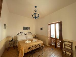 PollaraHotel La Locanda Del Postino的一间卧室配有一张床和一个吊灯