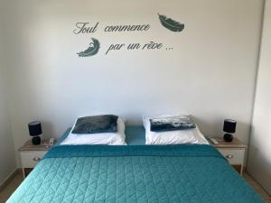 莱特鲁瓦西莱TURQUOISE CARAIBES的卧室配有两张床,墙上有标志