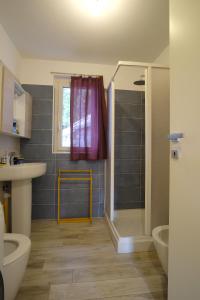 CharvensodSérémont 534 - CIR 0049的带淋浴和盥洗盆的浴室