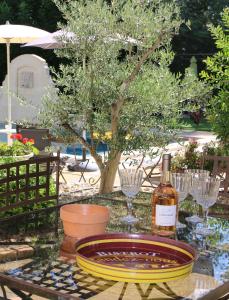 莫桑莱阿尔皮莱塞浦路斯巴斯泰德公寓的玻璃桌,带一瓶葡萄酒和玻璃杯