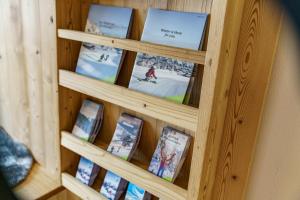 斯拉德明兰哈壶北特酒店的一张木书架,上面有图片