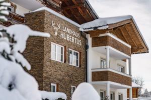 斯拉德明兰哈壶北特酒店的雪上标有标志的建筑