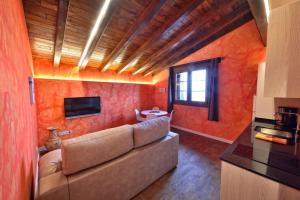 奥利奥Maddiola Apartment的客厅配有沙发,客厅拥有橙色的墙壁