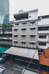 曼谷Atlas Bangkok Hotel的屋顶建筑的外部景色