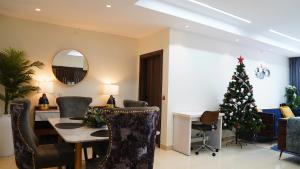 莱基Oceanview Smart Home with Pool in Oniru-Lekki 1的客厅配有圣诞树和桌椅