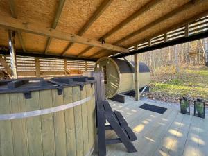 BodzentynWzgórza Kunowskie - domy na wynajem z basenem, baliami i saunami的一座带木栅栏和长凳的建筑
