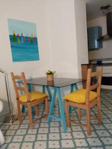 加的斯Sagasta Apartments的餐桌、两把椅子和一张桌子