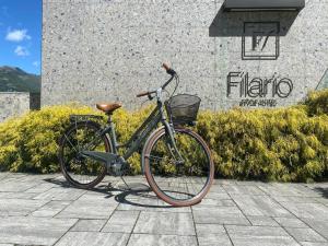 莱泽诺费拉瑞欧酒店的停在大楼前的自行车