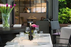 莱泽诺费拉瑞欧酒店的一张桌子,上面放着酒杯和鲜花
