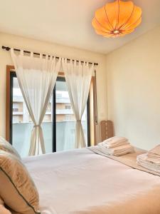布拉加University of Minho- INL Campus Gualtar Apartment 2的一间卧室设有一张床和一个大窗户